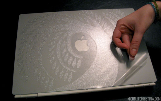 How to apply a vinyl laptop decal 7